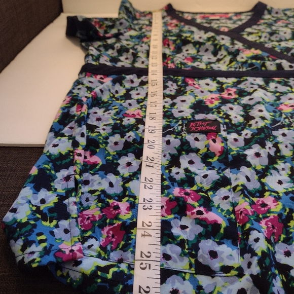 Betsy Johnson scrub top with charm sz M - Picture 10 of 10